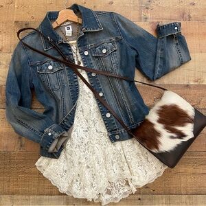 GAP Classic Icon Denim Jacket Perfectly Distressed Great Stretch